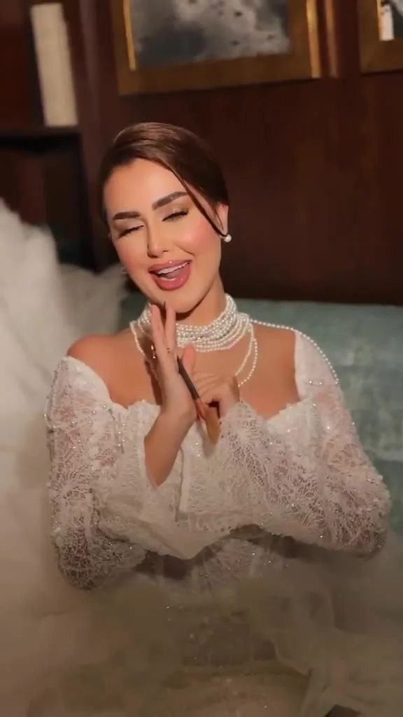 عروس جالسة بفستان منفوش (كواليس)
