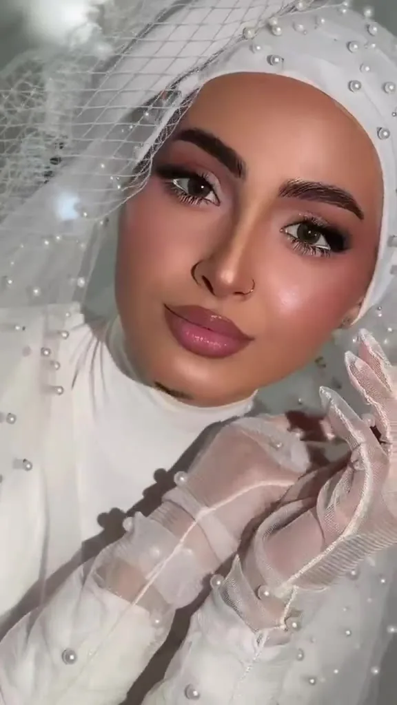 عروس محجبة بطرحة لؤلؤ وقفازات (ريلز)