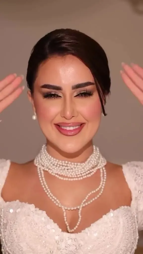 تسريحة مرفوعة وعقد لؤلؤ للعروس (ريلز)