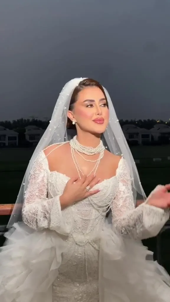 عروس بطرحة في الخارج وقت الغروب