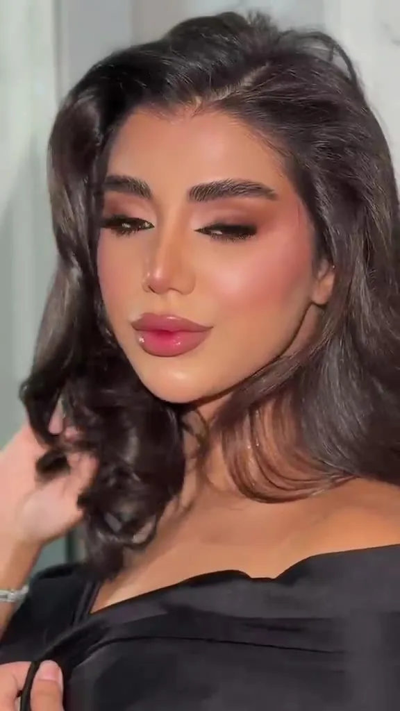 موجات شعر داكنة ومكياج غلام (ريلز)