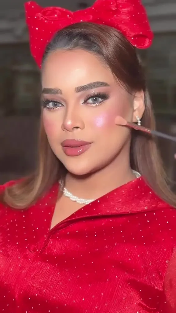 مكياج مرح بتصوير إبداعي وفيونكة حمراء